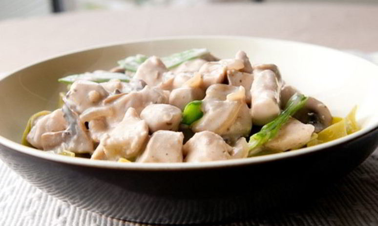 Рецепт пикантного куриного фрикасе с грибами