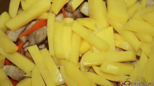 рагу из картофеля со свиной грудинкой в мультиварке