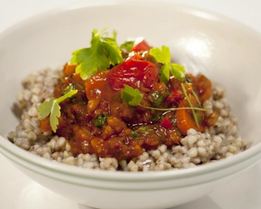 Рагу из консервированной говядины с фасолью и зеленой гречкой