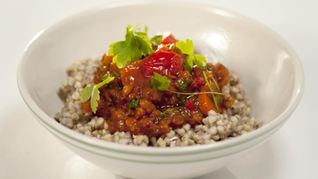 Рагу из консервированной говядины с фасолью и зеленой гречкой