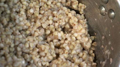 рагу из консервированной говядины с фасолью и зеленой гречкой