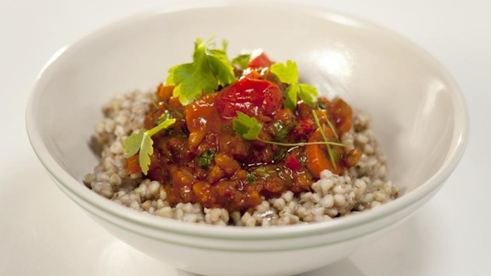 рагу из консервированной говядины с фасолью и зеленой гречкой