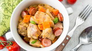 Рагу из курицы с колбасками и тыквой