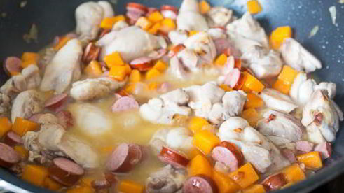 рагу из курицы с колбасками и тыквой