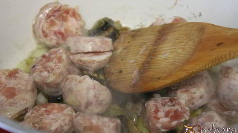 рагу с домашними колбасками и фасолью