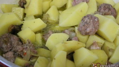 рагу с домашними колбасками и фасолью