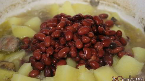 рагу с домашними колбасками и фасолью