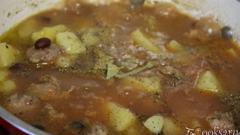 рагу с домашними колбасками и фасолью