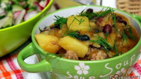 рагу с домашними колбасками и фасолью