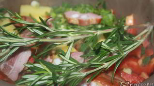 Рагу с копченостями и розмарином в мультиварке