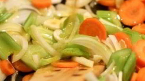 рагу со свининой, овощами и лапшой