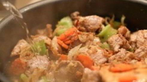 рагу со свининой, овощами и лапшой