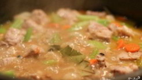 рагу со свининой, овощами и лапшой