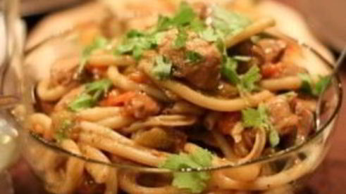 рагу со свининой, овощами и лапшой