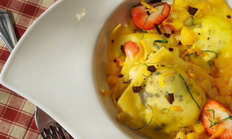 Рецепт равиолей с рикоттой в апельсиновом соусе с фрикасе из фруктов