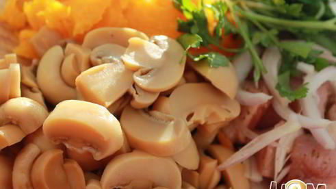 сливочно-грибное рагу с мясом в тыкве