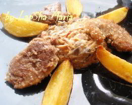 Утиное филе в кунжуте с грибным рагу и картофельными дольками