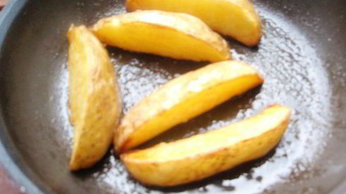 утиное филе в кунжуте с грибным рагу и картофельными дольками