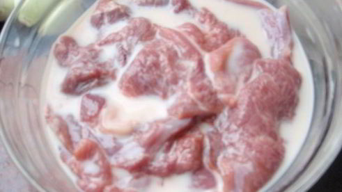 утиное филе в кунжуте с грибным рагу и картофельными дольками