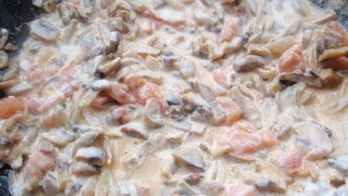 утиное филе в кунжуте с грибным рагу и картофельными дольками