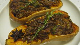 Запеченная тыква с мясным рагу