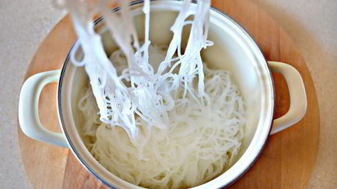 рисовая лапша с кальмарами и шиитаке в воке