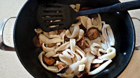 рисовая лапша с кальмарами и шиитаке в воке