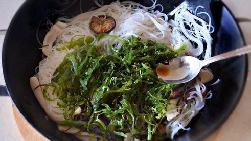 рисовая лапша с кальмарами и шиитаке в воке