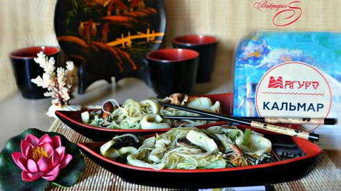 рисовая лапша с кальмарами и шиитаке в воке