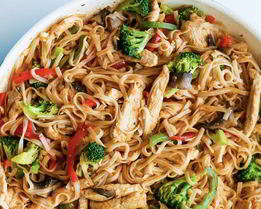 Рисовая лапша с курицей и овощами