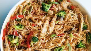 Рисовая лапша с курицей и овощами