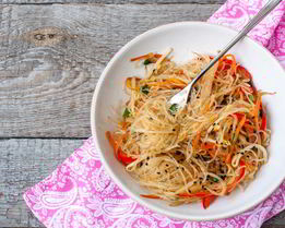 Рисовая лапша с овощами и курицей