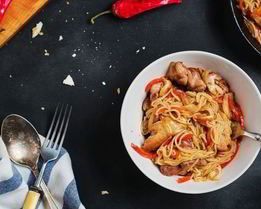 Рисовая лапша с уткой и перцем