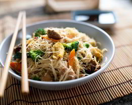 Рисовая лапша вок с курицей и овощами