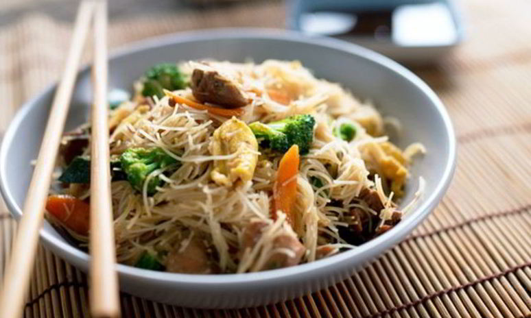 Рецепт рисовой лапши вок с курицей и овощами