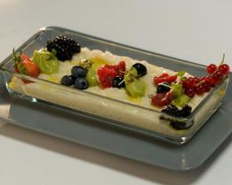 Десертное ризотто с ягодами, ванилью и авокадо