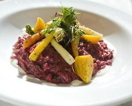 Красное ризотто из перловки с овощами