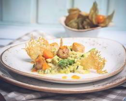 Морской гребешок с овощным ризотто