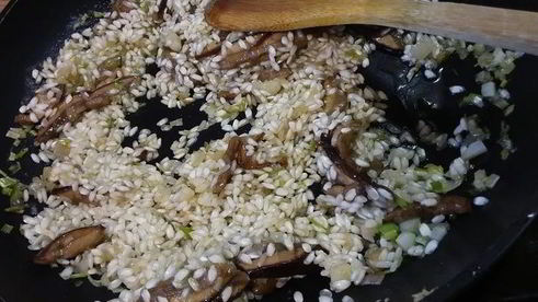 ризотто с белыми грибами и шпинатом