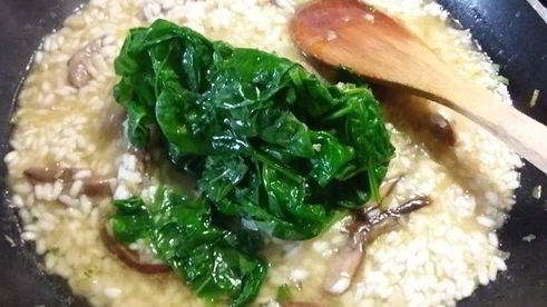 ризотто с белыми грибами и шпинатом