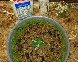 Розовое ризотто с белыми грибами