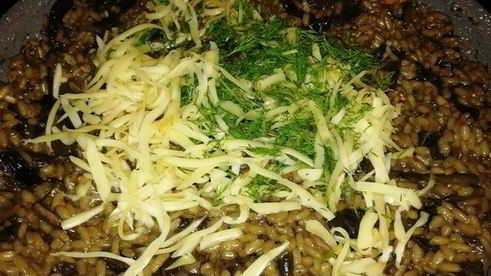 розовое ризотто с белыми грибами