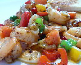 Чесночные креветки с карамелизированными овощами и папайей