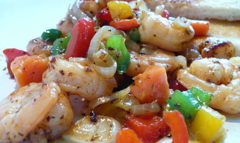 Рецепт чесночных креветок с карамелизированными овощами и папайей