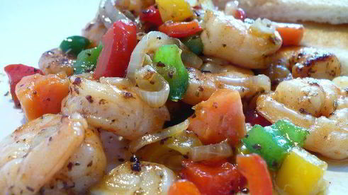 чесночные креветки с карамелизированными овощами и папайей