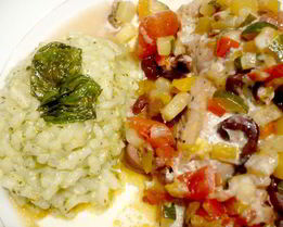 Филе сома под овощным гратеном на ризотто с песто