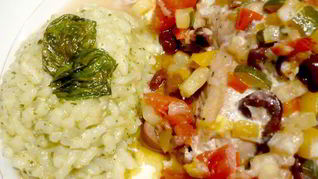 Филе сома под овощным гратеном на ризотто с песто