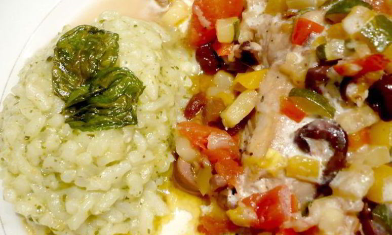 Рецепт филе сома под овощным гратеном на ризотто с песто