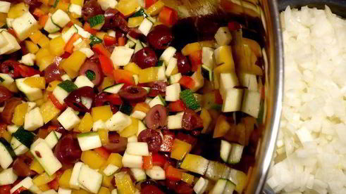 филе сома под овощным гратеном на ризотто с песто