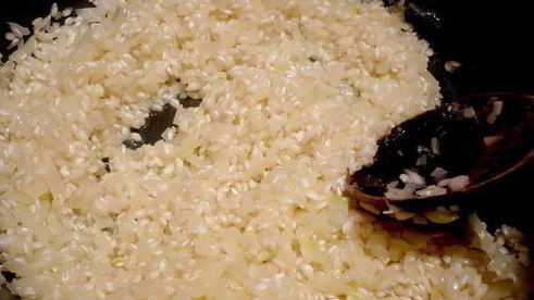 филе сома под овощным гратеном на ризотто с песто